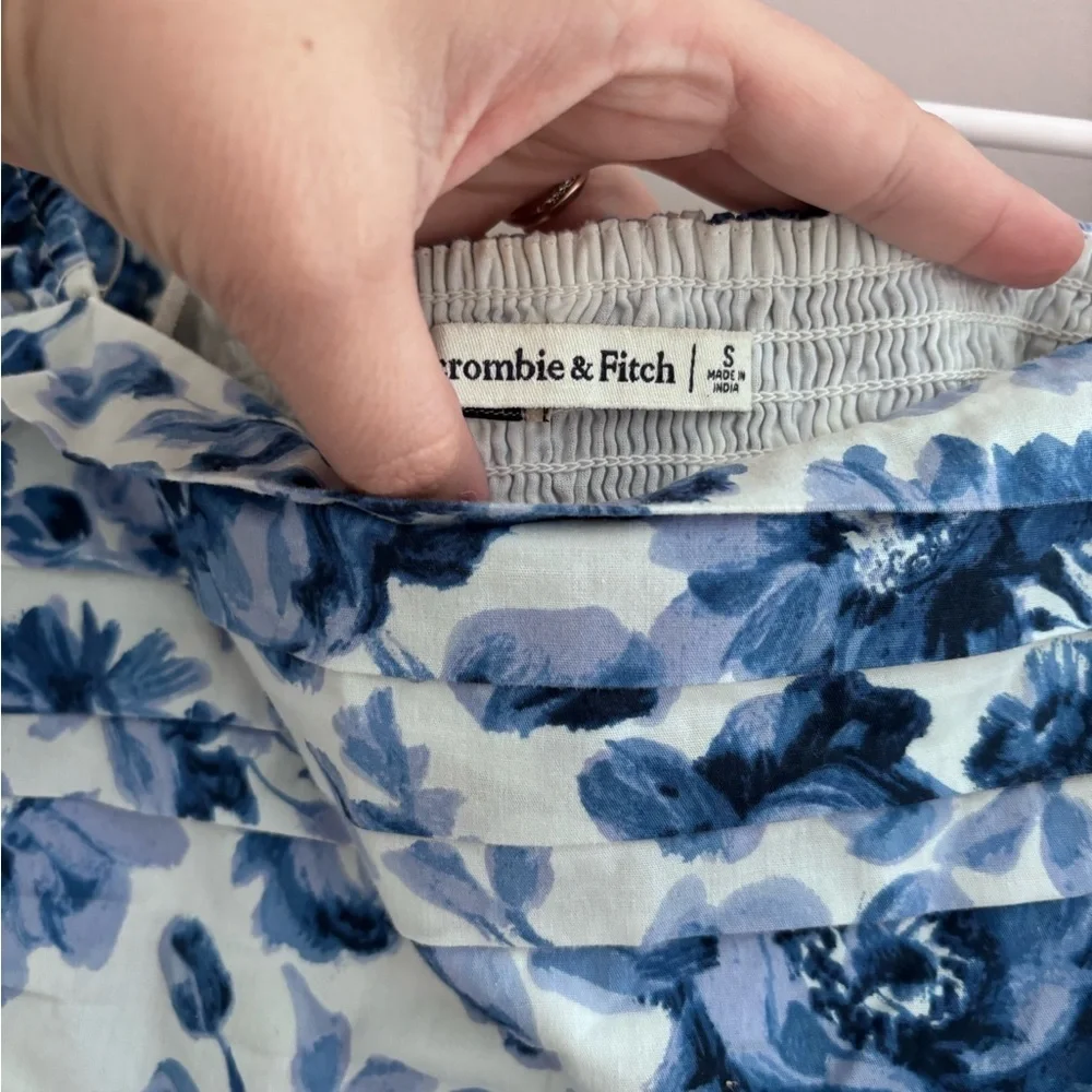 Abercrombie & Fitch chic off